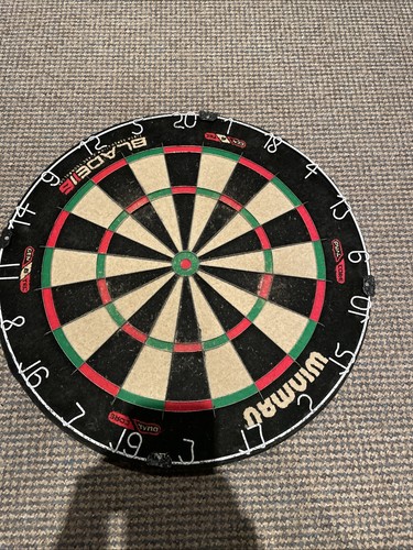 Winmau dart board hardly used - hardly,